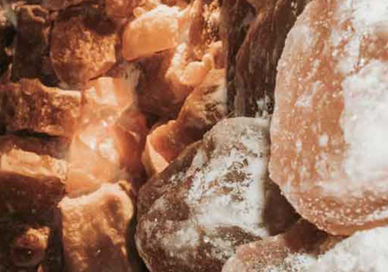 Salzgrotte mit Sole aus dem Toten Meer